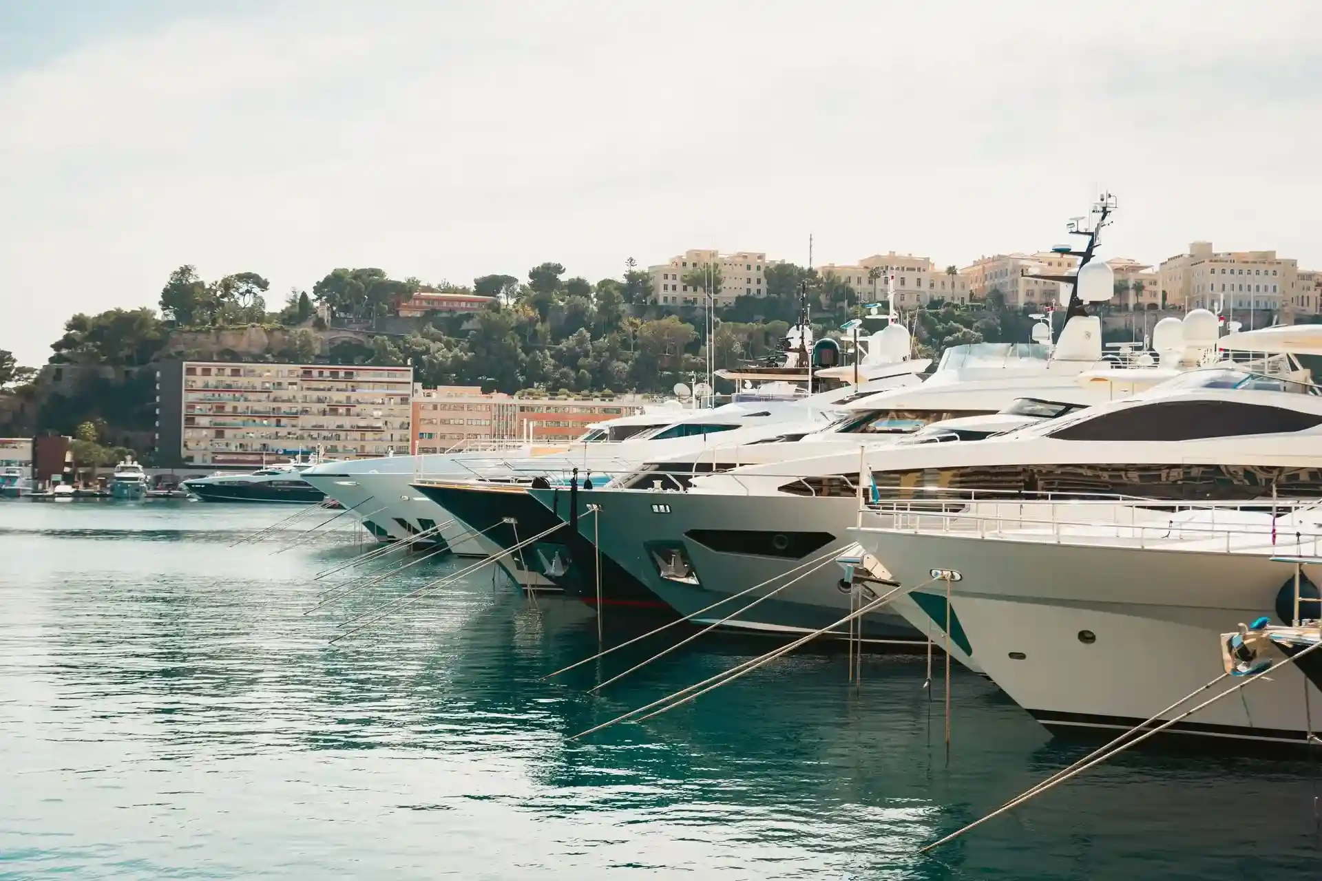 Yacht ormeggiati in una marina mediterranea al tramonto