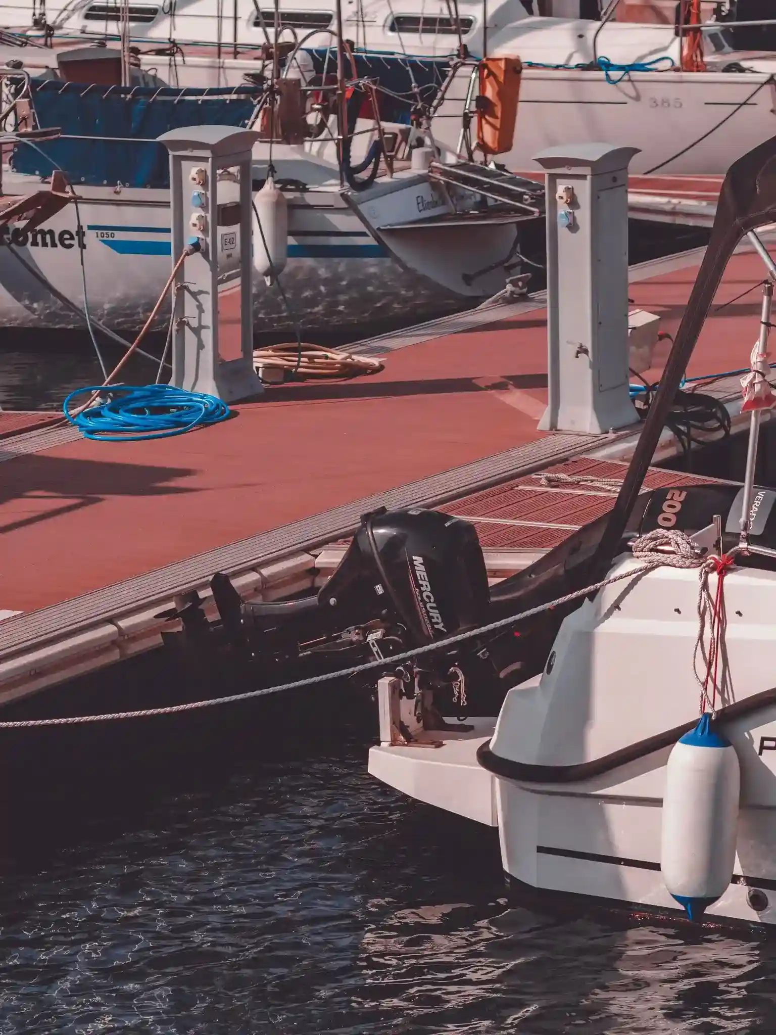 Dettaglio di cime, parabordi e bitte su un posto yacht custodito