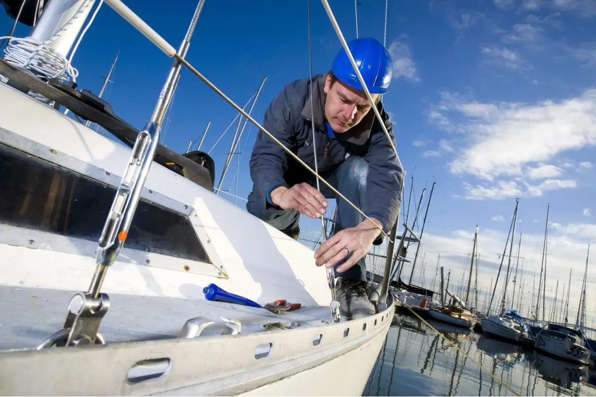 Tecnico nautico controlla i sistemi di uno yacht ormeggiato