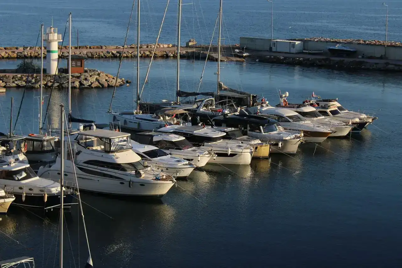 Yacht in una marina della Sardegna