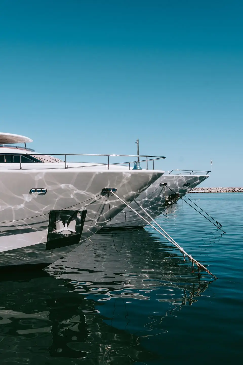 Yacht ormeggiato in una marina privata al crepuscolo